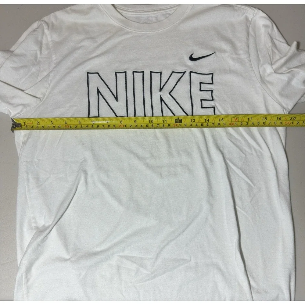 nike white embroidered Nike Tee Logo M
